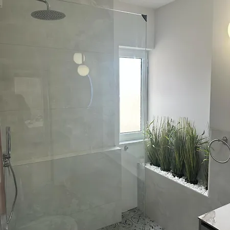 Roxy Apartment